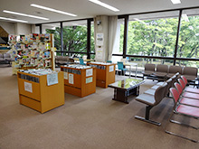 2階 新聞・雑誌閲覧室の写真