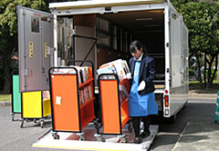 移動図書館車（ともはと号）の写真